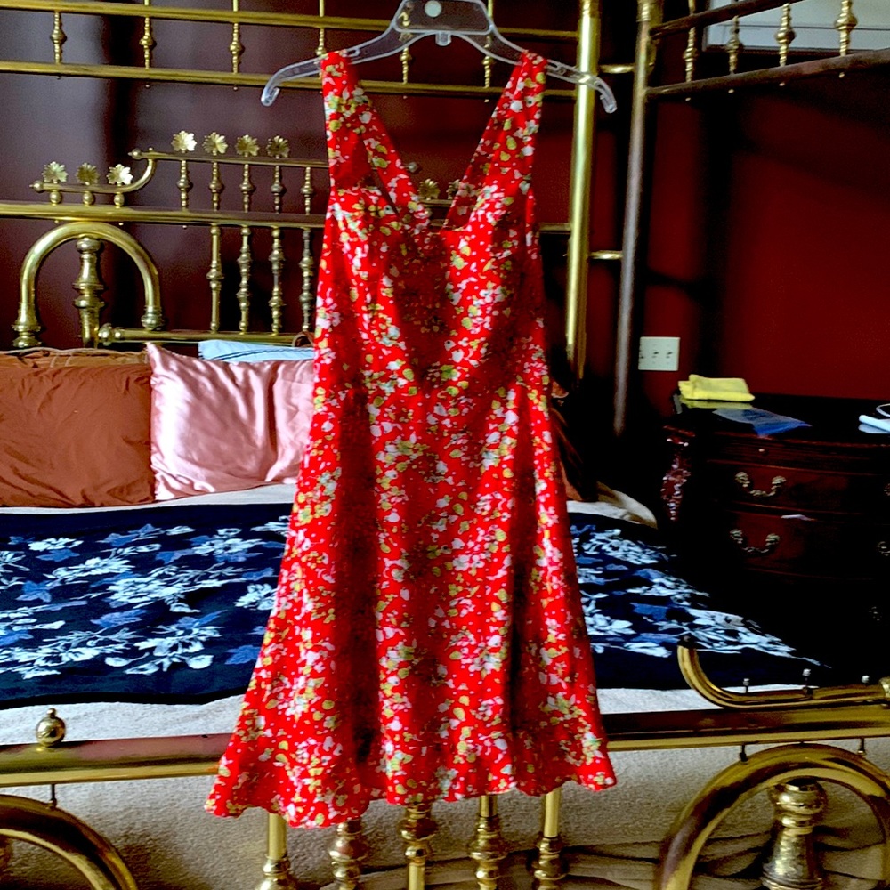 Beautiful t dress with ruffled bottom. Polyester lined
